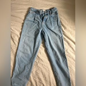 Straight legged Zara jeans. Super cute and worn only a coules times.